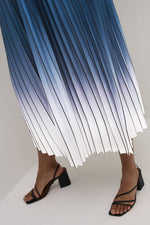 Load image into Gallery viewer, Culture Pleated Ombre Skirt Navy
