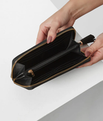 Load image into Gallery viewer, Black Murtle Tassel Purse
