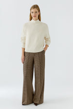 Load image into Gallery viewer, Off White Raglan Style Pullover
