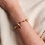 Load image into Gallery viewer, Zelly Kiss Design Bracelet Gold
